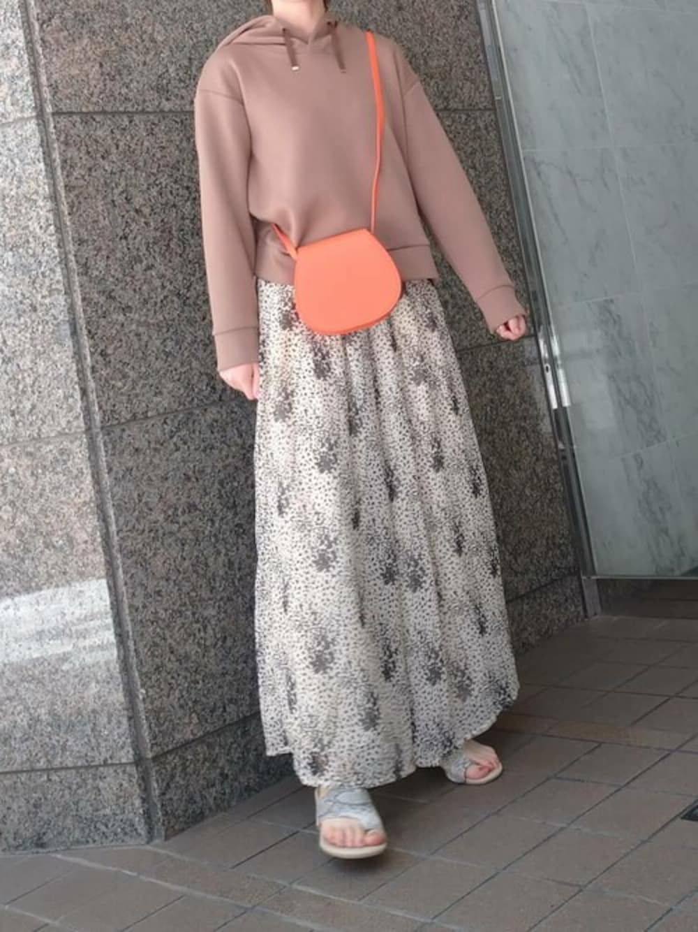 ブラウン系のパーカー、ホワイト系のその他パンツ、その他のサンダルを着用したレディースの夏コーディネートの1枚目の写真