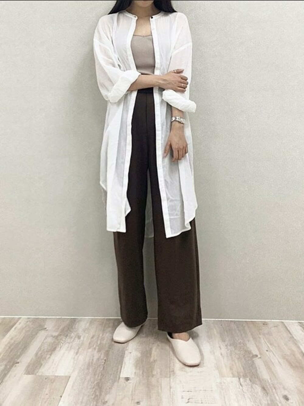 ベージュ系のキャミソール、ブラウン系のその他パンツ、ホワイト系のシャツ/ブラウスを着用したレディースの夏コーディネートの1枚目の写真