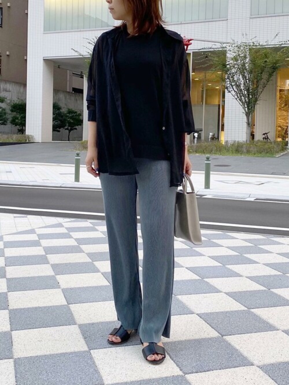ブラック系のシャツ/ブラウス、ブラック系のニット/セーター、ブルー系のその他パンツを着用したレディースの夏コーディネートの1枚目の写真