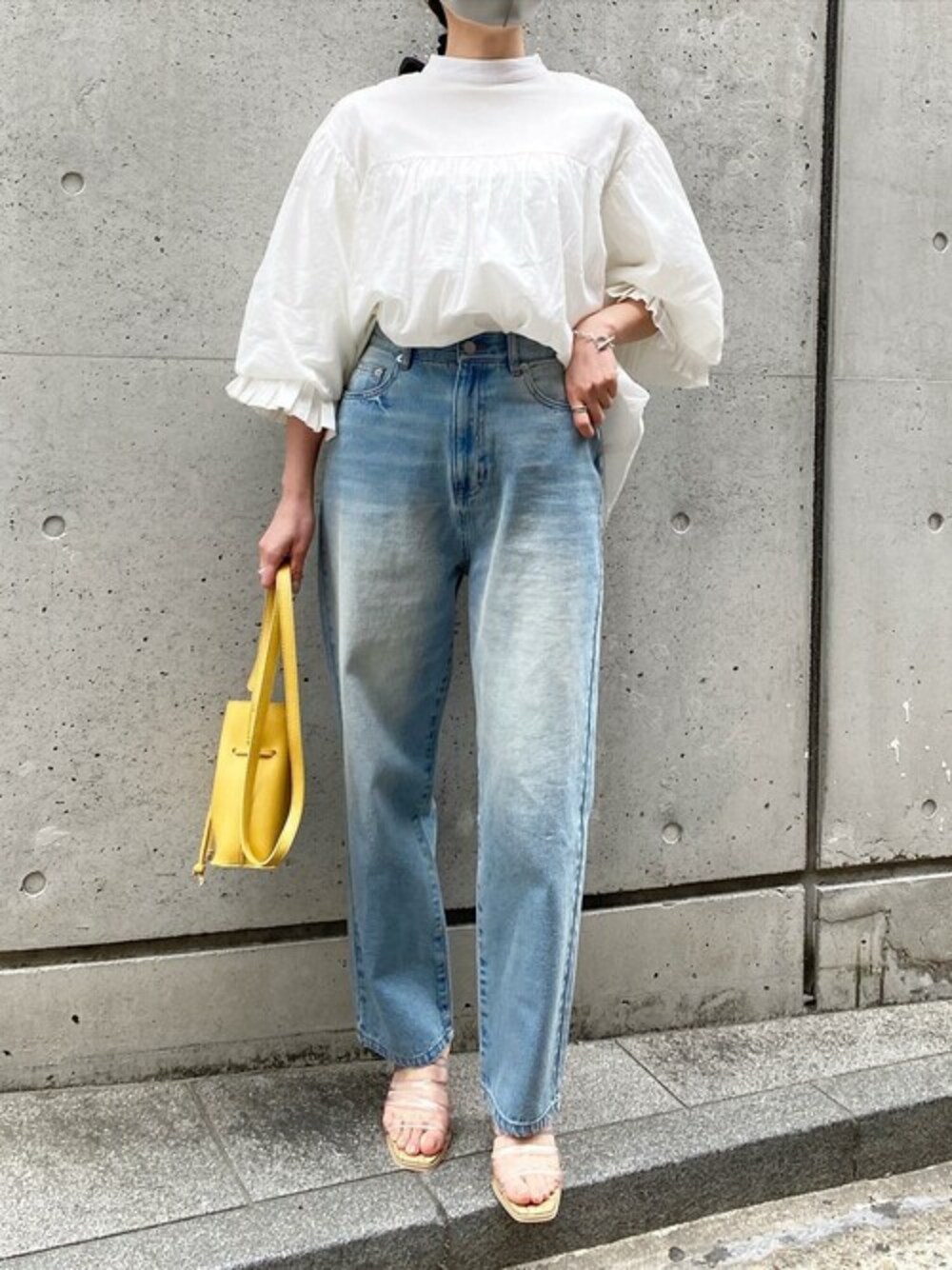 ホワイト系のシャツ/ブラウス、ブルー系のデニムパンツ、ベージュ系のサンダルを着用したレディースの夏コーディネートの1枚目の写真