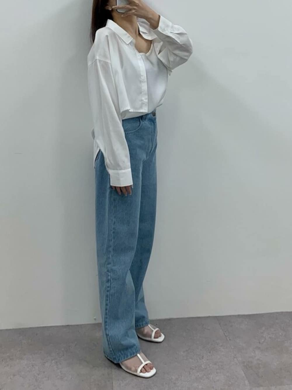 ホワイト系のシャツ/ブラウス、ブルー系のデニムパンツ、ホワイト系のサンダルを着用したレディースの夏コーディネートの1枚目の写真