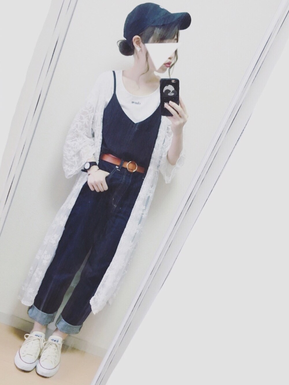 ホワイト系のカーディガン/ボレロ、ベージュ系のスニーカー、ホワイト系のTシャツ/カットソーを着用したレディースの夏コーディネートの1枚目の写真
