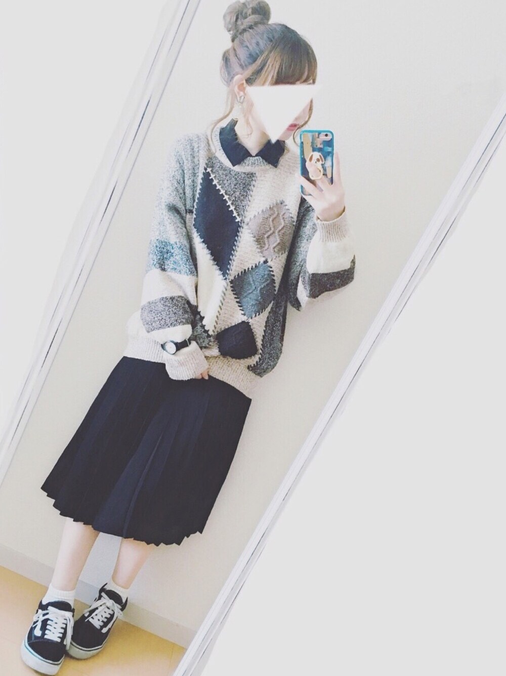 「wearhalloween2018、秋コーデ、古着、ニット、黒ワンピ、プリーツワンピース、VANS、重ね着、スニーカー×靴下、秋冬」｜「VANSの＜VANS（バンズ）＞∴OLD SKOOL オールドスクールスニーカー（スニーカー、ブラック系）」を使った、さつ菌さん（レディース・161cm）の秋コーディネートの1枚目の写真