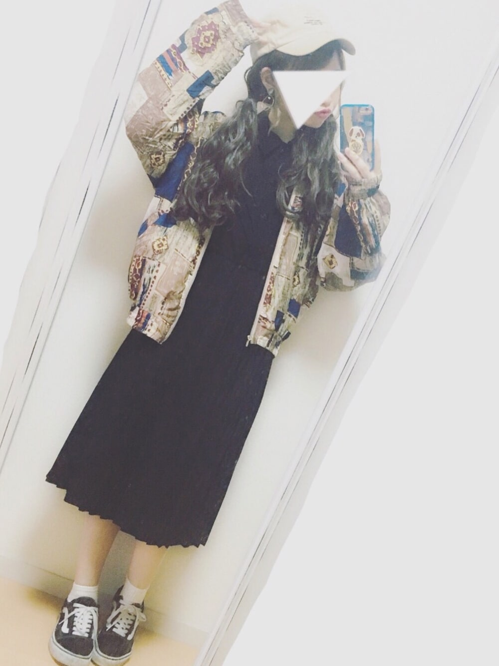 ブラック系のスニーカー、ベージュ系のブルゾン、ブラック系のワンピースを着用したレディースの秋コーディネートの1枚目の写真