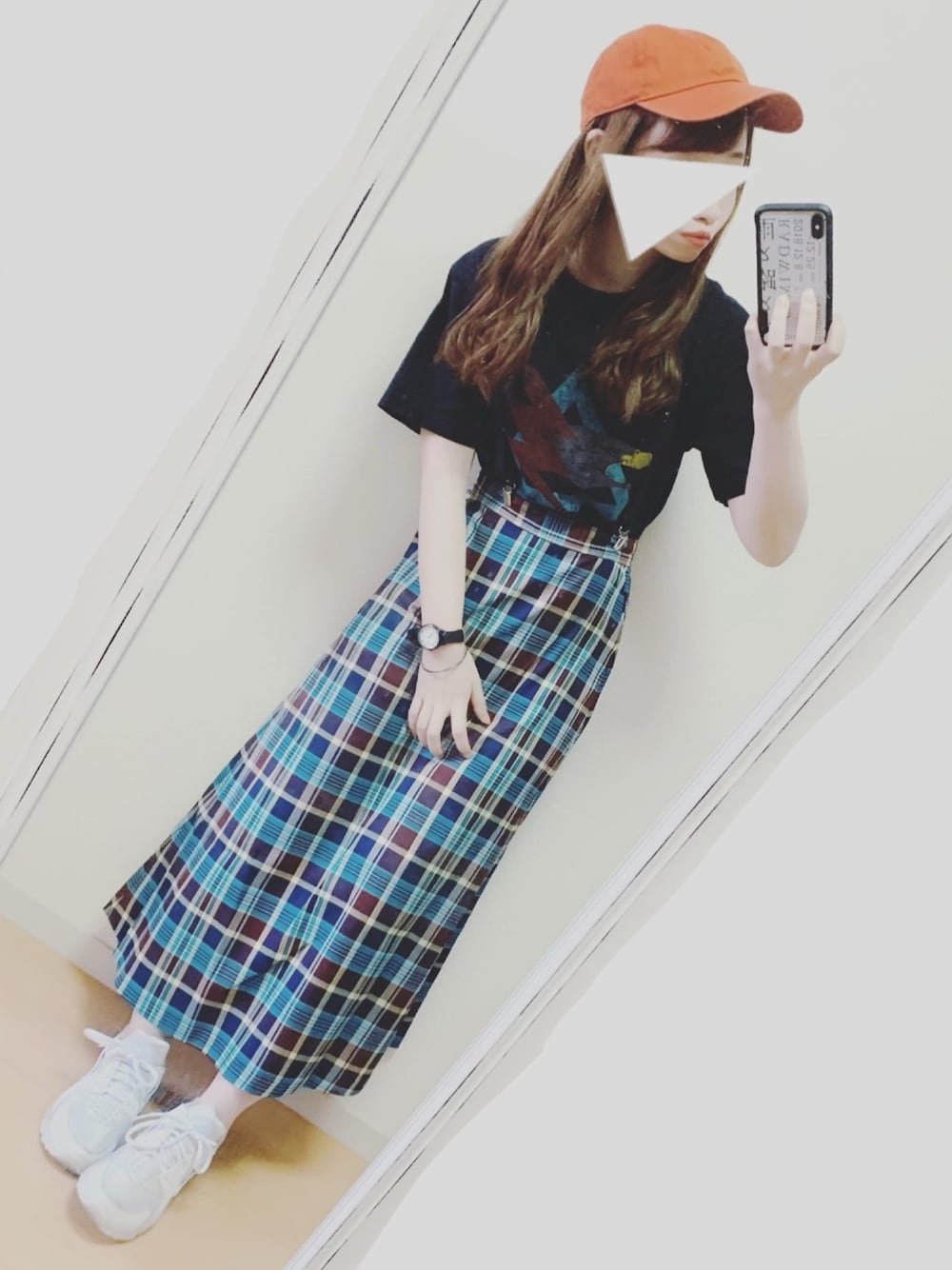 ブルー系のスカート、ホワイト系のスニーカー、ブラック系のTシャツ/カットソーを着用したレディースの夏コーディネートの1枚目の写真