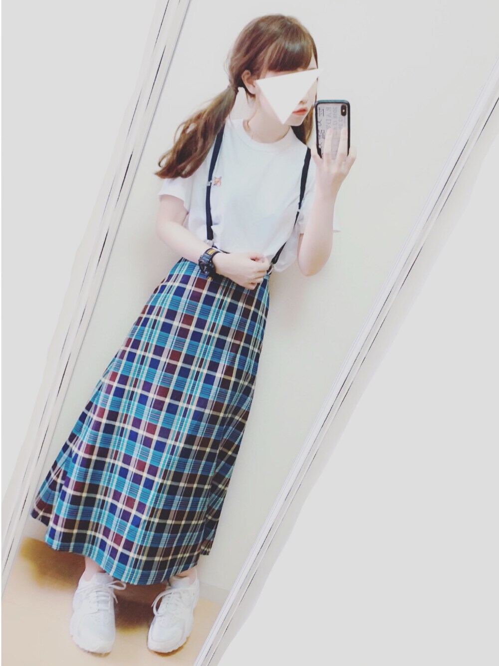 ブルー系のスカート、ホワイト系のTシャツ/カットソー、ホワイト系のスニーカーを着用したレディースの夏コーディネートの1枚目の写真