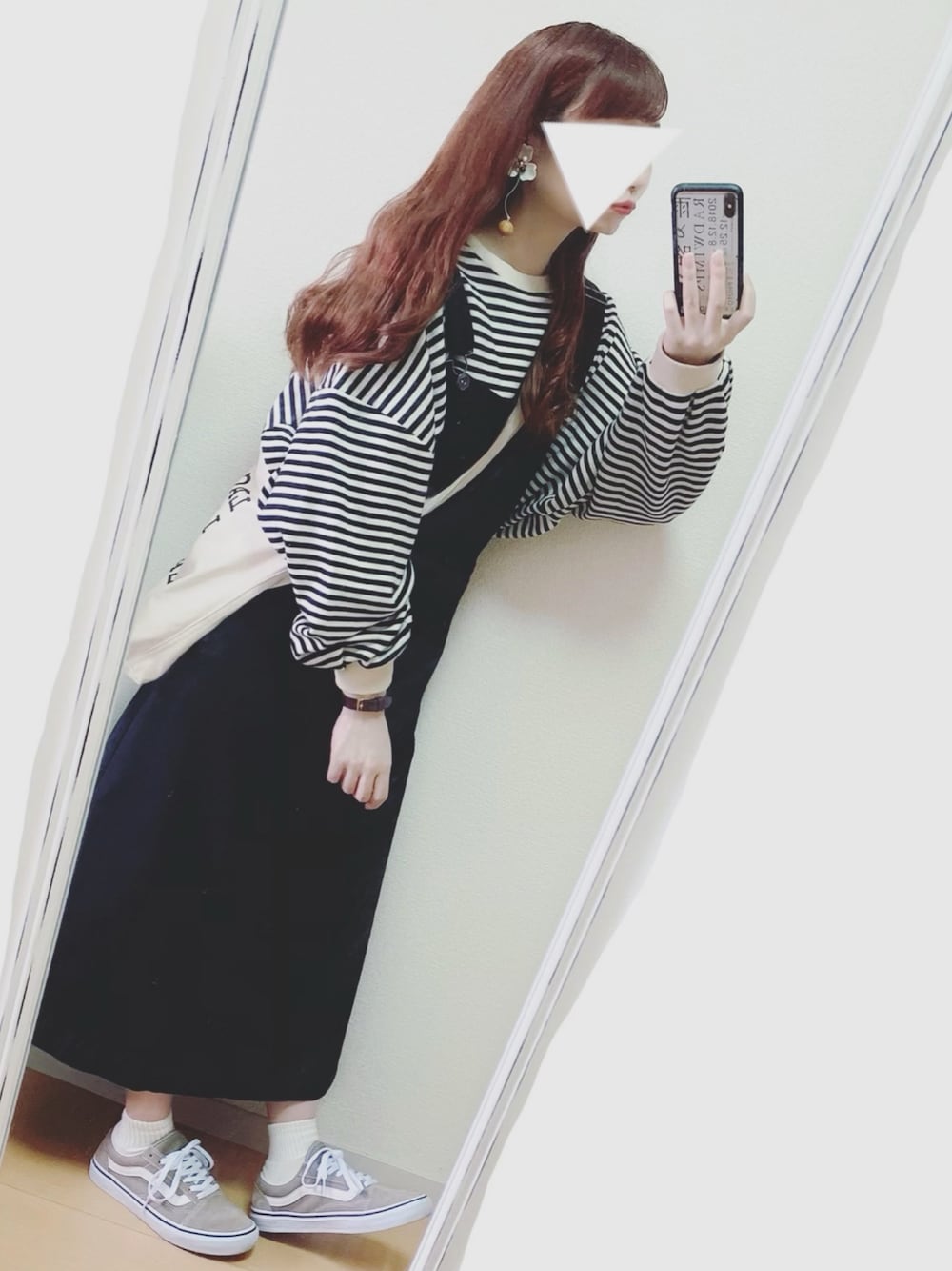 ブラック系のTシャツ/カットソー、ベージュ系のスニーカー、ベージュ系のショルダーバッグを着用したレディースの春コーディネートの1枚目の写真