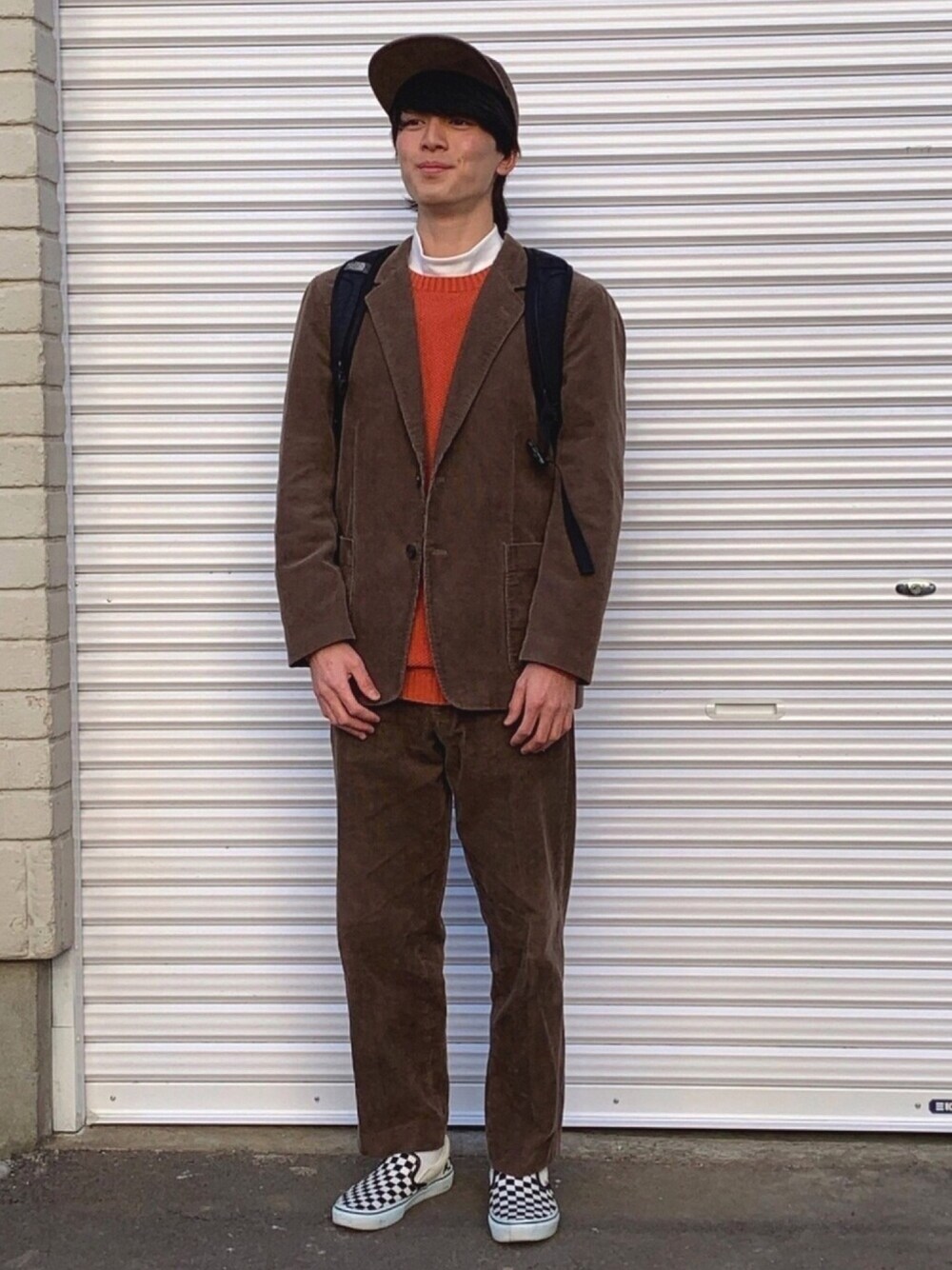 「春コーデ、スニーカー、低身長、VANS、セットアップ、ブラウンコーデ、キャップ、ユニクロ、きれいめカジュアル、オレンジ」｜「UNIQLOのワイドフィットテーパードコーデュロイパンツ セットアップ可能（その他パンツ、ブラウン系）」を使った、ゆうじさん（メンズ・169cm）の冬コーディネートの1枚目の写真