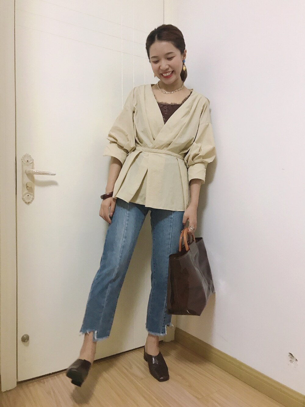 「きれいめカジュアル、クリアバッグ、カシュクール、ブラウス、ブラウス×デニム」｜「MURUAのカシュクールナイロンチュニック（シャツ/ブラウス、ベージュ系）」を使った、しちゃんさん（レディース・166cm）の夏コーディネートの1枚目の写真