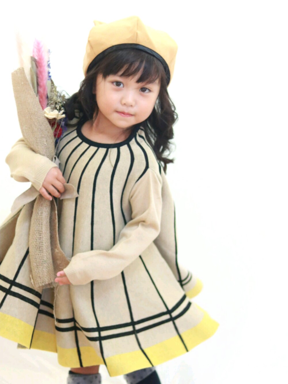「ラブアンドピース2020、タテジマ、あみあみ、amiamie、2020AW、nino、おうちdeスタジオ、wonderapartment、ワンダーアパートメント、ワンピース」｜「ami amieのamiamie/アミアミ/ＡrainnOne-piece/Ａラインワンピース/One-piece/キッズワンピース/203023/Ａラインニットワンピース（ワンピース、ベージュ系）」を使った、akarinさん（キッズ・110cm）の秋コーディネートの1枚目の写真