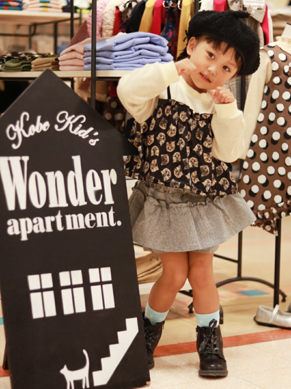 「ラブアンドピース2020、秋服準備はじめました、ネコ柄、ネコ帽子、wonderapartment、nino、女の子、4歳、秋コーデ、モノトーンコーデ」｜「ninoのアイテム（パンツ、グレー系）」を使った、akarinさん（キッズ・110cm）の秋コーディネートの1枚目の写真