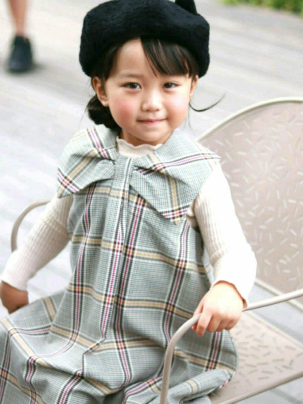 「ラブアンドピース2020、ハーバーランド、秋コーデ、nino、wonderapartment、maumaujp、2020AW、Webモデル、子供服、ネコ帽子」｜「ninoの[90-120]ジャンスカ　チェック衿付き（ジャンパースカート、ベージュ系）」を使った、akarinさん（キッズ・110cm）の秋コーディネートの1枚目の写真
