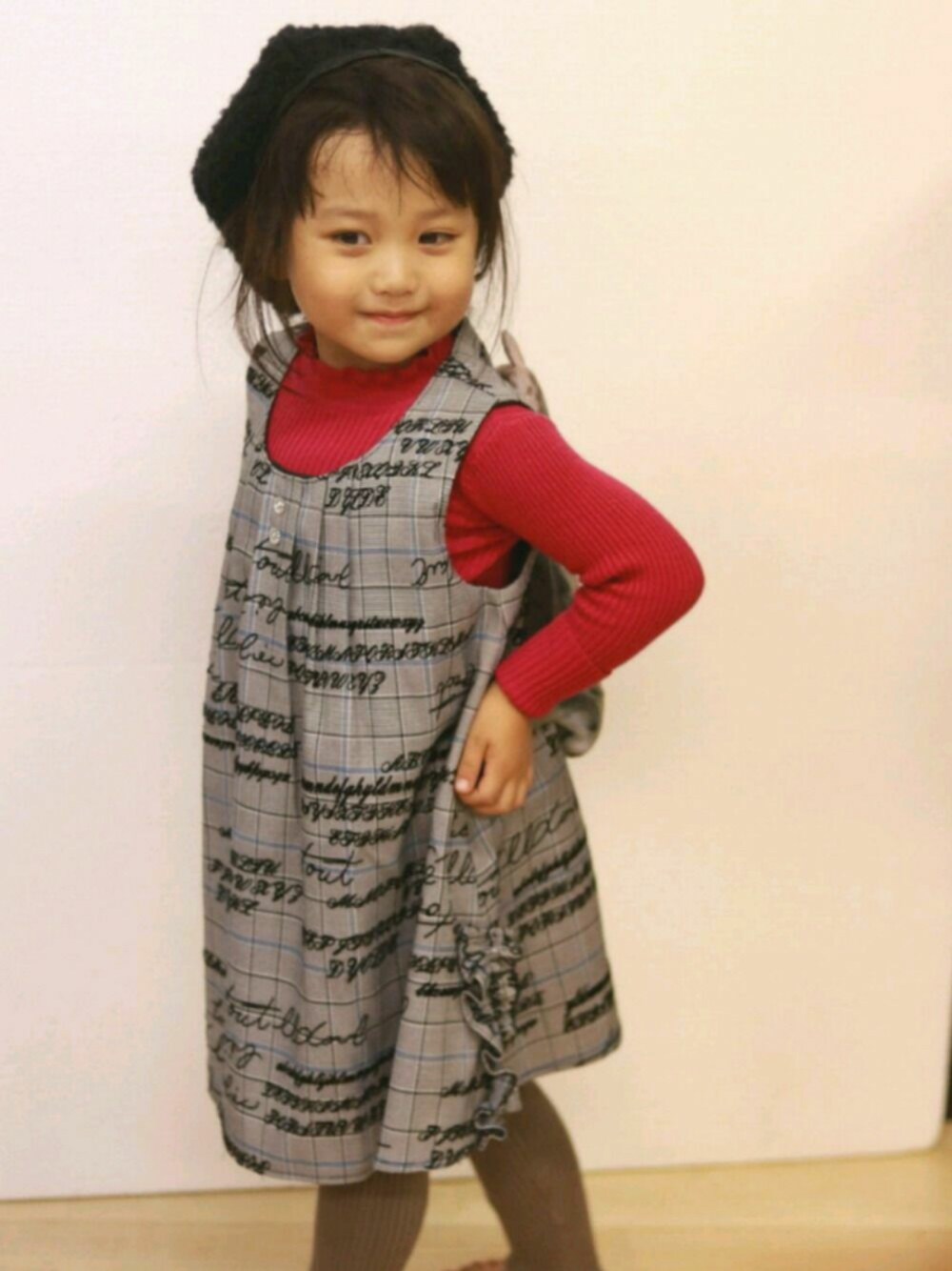 「ネコ帽子、nino、wonderapartment、秋服準備はじめました、キッズファッション、おんなのこ、ワンピース、英字プリント、110cm、秋のマイ旬スタイル」｜「ninoの[80-135]フリルリブタートル（ニット/セーター、ピンク系）」を使った、akarinさん（キッズ・110cm）の秋コーディネートの1枚目の写真