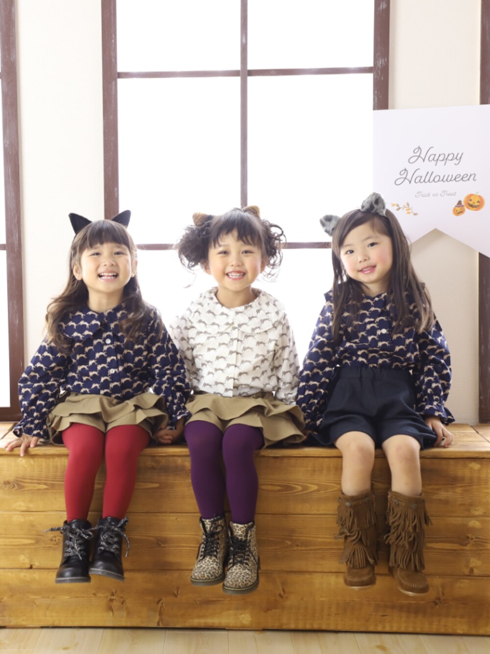 ホワイト系のシャツ/ブラウス、ベージュ系のその他パンツ、ブルー系のシャツ/ブラウスを着用したキッズの秋コーディネートの1枚目の写真