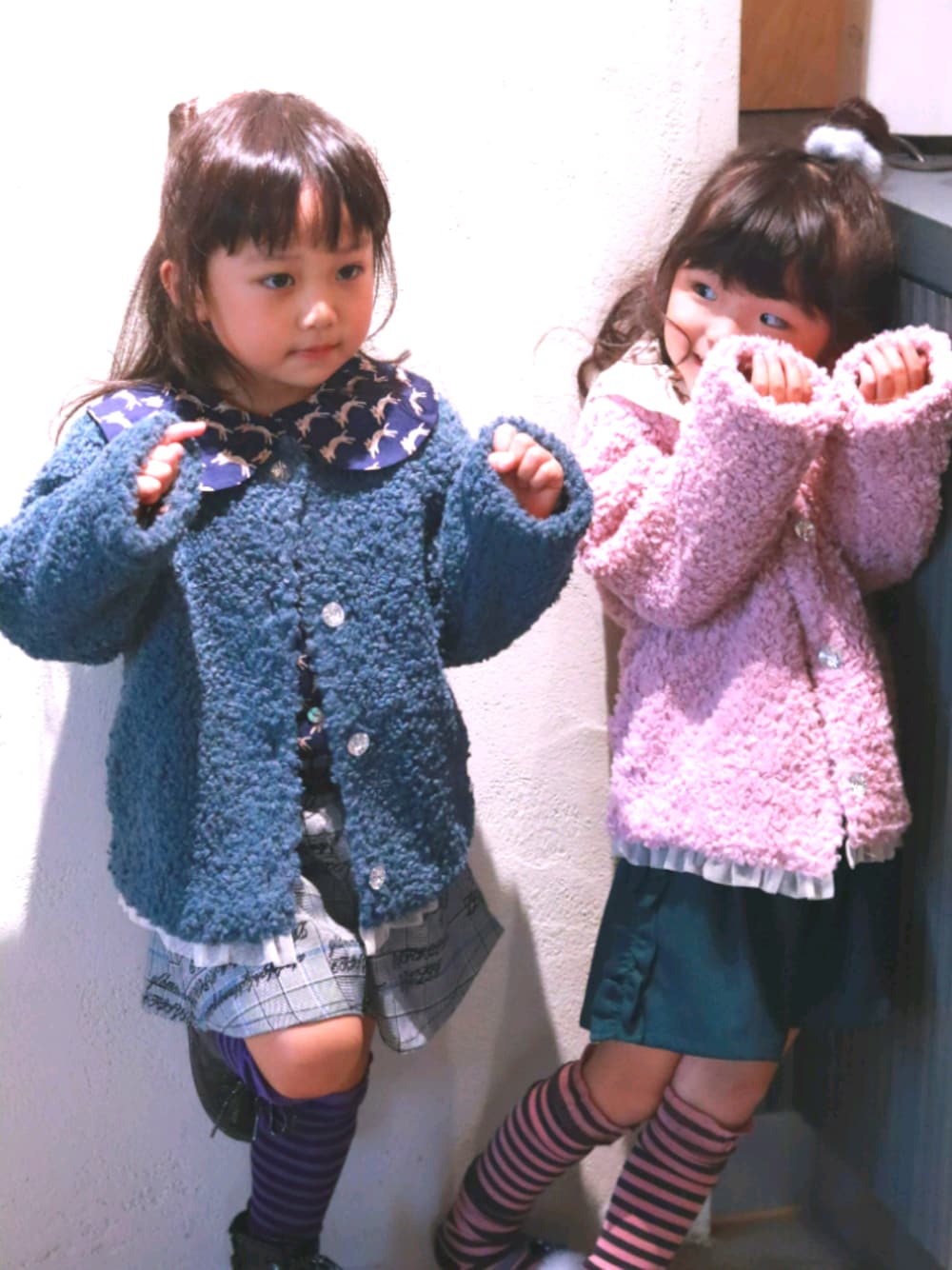 「キッズコーデ、女の子コーデ、リンクコーデ、nino、wonderapartment、ジャケット、アウター、ネコ柄、4歳、おしゃれさんと繋がりたい」｜「ninoの[90-120]ボア　ジャケット（その他アウター、ブルー系）」を使った、akarinさん（キッズ・110cm）の秋コーディネートの1枚目の写真