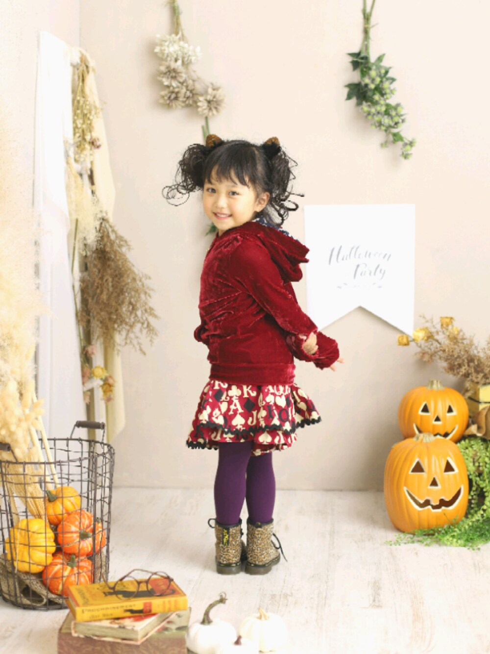 「wearhalloween2020、nino、wonderapartment、おんなのこ、秋のマイ旬スタイル、キッズコーデ、ブーツ、4歳、ネコ、かわいい」｜「ninoのアイテム（トップス、レッド系）」を使った、akarinさん（キッズ・110cm）の秋コーディネートの1枚目の写真