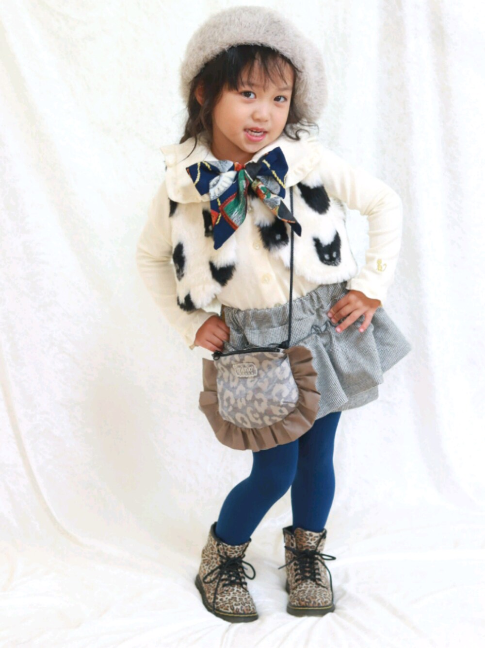 「ネコ、nino、wonderapartment、キッズコーデ、おしゃれさんと繋がりたい、女の子コーデ、4歳、秋冬コーデ、レオパード、休日スタイル」｜「ninoの[90-120]衿付き　Ｔブラウス（シャツ/ブラウス、ホワイト系）」を使った、akarinさん（キッズ・110cm）の秋コーディネートの1枚目の写真