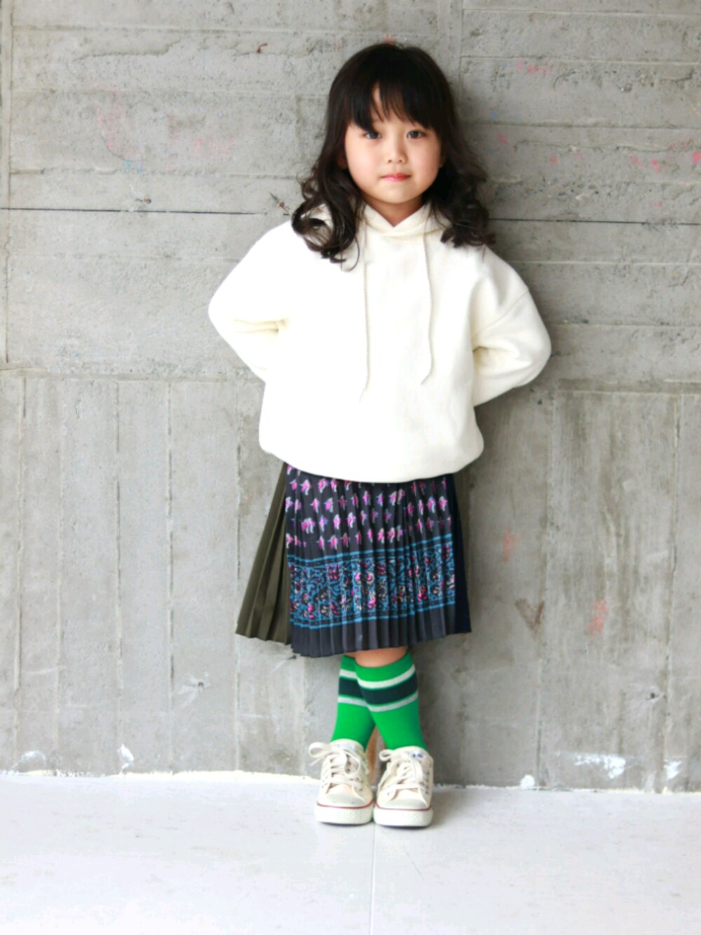 「年末WEAR感謝祭、マイベストコーデ2020、女の子コーデ、GO TO  HOLLYWOOD、アメカジ、カジュアル、110cm、4歳、キッズコーデ、maisonpeca」｜「GO TO HOLLYWOODのアイテム（オールインワン・サロペット、ホワイト系）」を使った、akarinさん（キッズ・110cm）の冬コーディネートの1枚目の写真