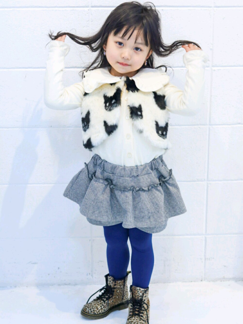 「私の推しブランド、おんなのこ、キッズコーデ、レオパード、おしゃれさんと繋がりたい、maisonpeca、nino、wonderapartment、2020AW、かわいい」｜「ninoの[85-125]ねこファー ベスト（ベスト、ホワイト系）」を使った、akarinさん（キッズ・110cm）の冬コーディネートの1枚目の写真