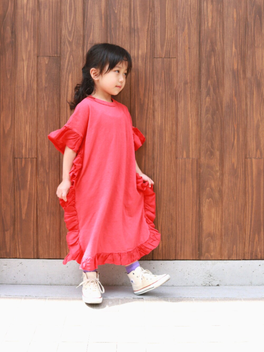 「おしゃれさんと繋がりたい、gotoHollywood、2021春新作、夏コーデ、靴下屋、maisonpeca、スニーカーコーデ、女の子、ワンピース、赤」｜「GO TO HOLLYWOODのアイテム（ワンピース/ドレス、レッド系）」を使った、akarinさん（キッズ・110cm）の春コーディネートの1枚目の写真
