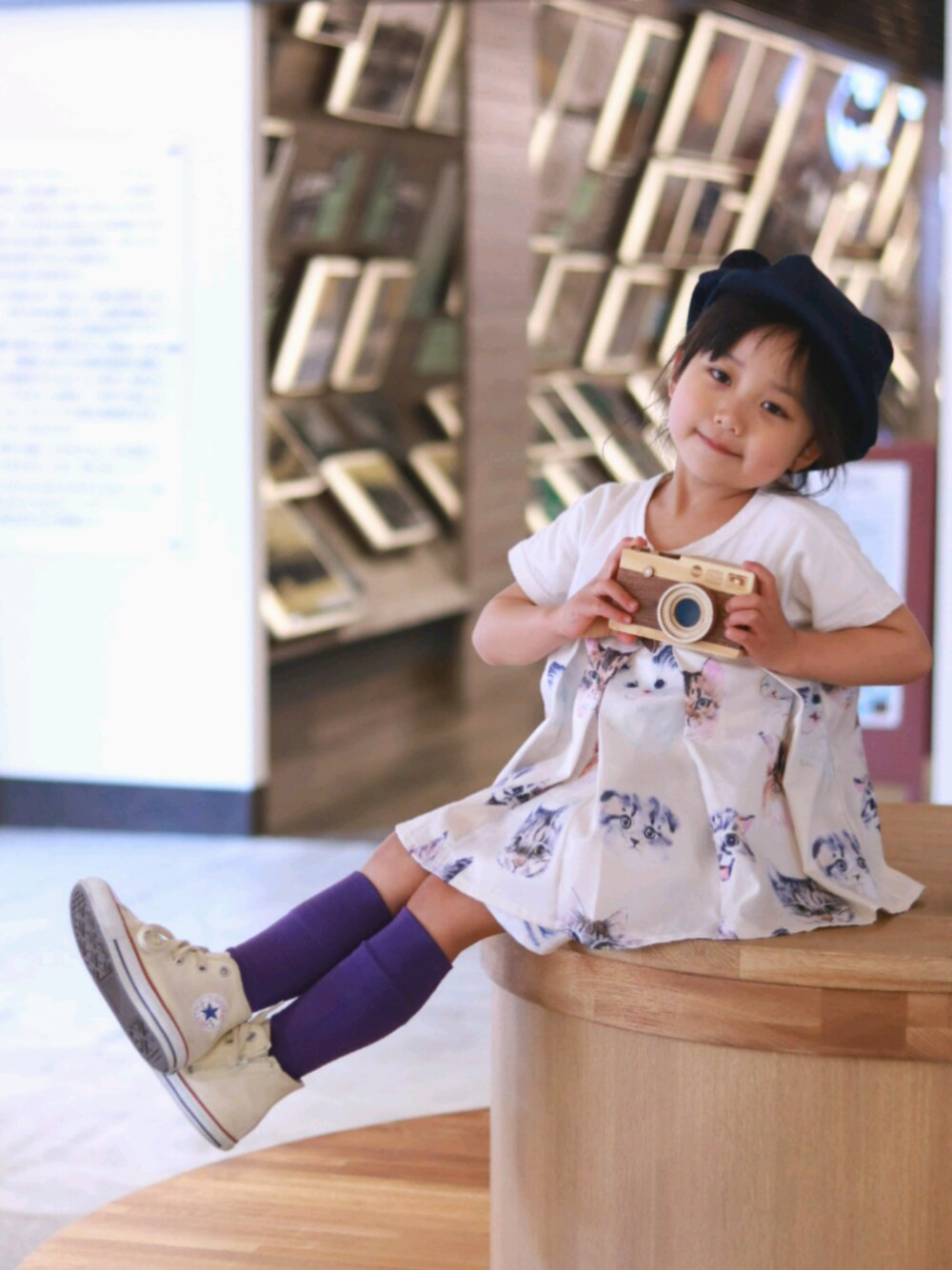 「nino、おしゃれさんと繋がりたい、靴下屋、maisonpeca、wonderapartment、女の子、スニーカーコーデ、セットアップ、ネコ柄、夏コーデ」｜「ninoの[80-120]Ｔシャツ　ｃａｔプリント（Tシャツ/カットソー、ホワイト系）」を使った、akarinさん（キッズ・110cm）の春コーディネートの1枚目の写真