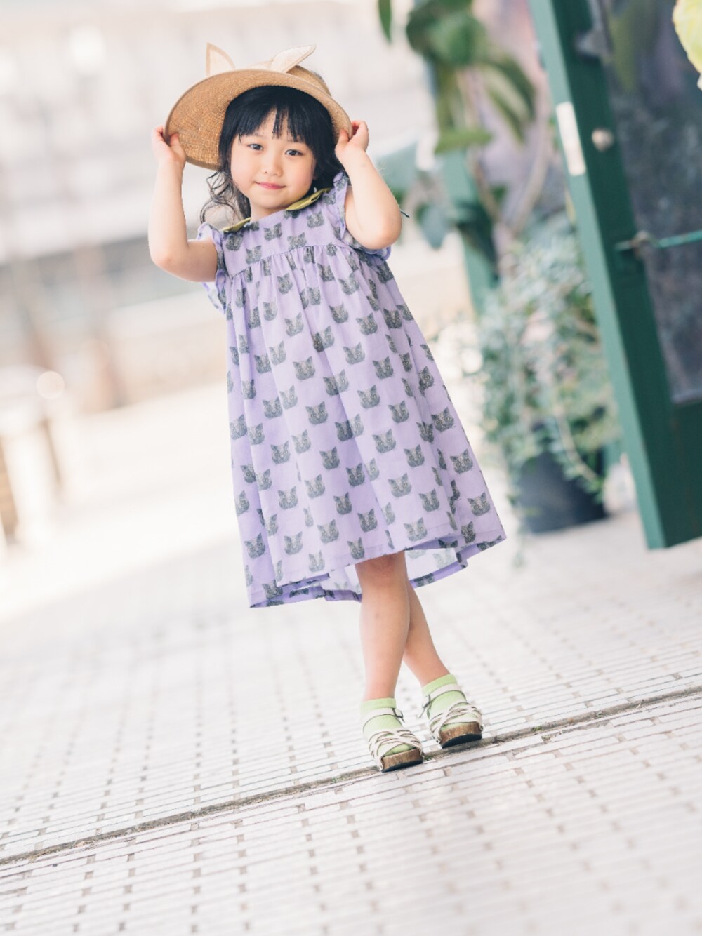 「nino、ネコ柄、女の子、ワンピース、サンバイザー、パープル、おしゃれさんと繋がりたい、かわいい、リラックススタイル、夏コーデ」｜「ninoの[90-120]ワンピース　ねこＰＴ（ワンピース、パープル系）」を使った、akarinさん（キッズ・110cm）の春コーディネートの1枚目の写真