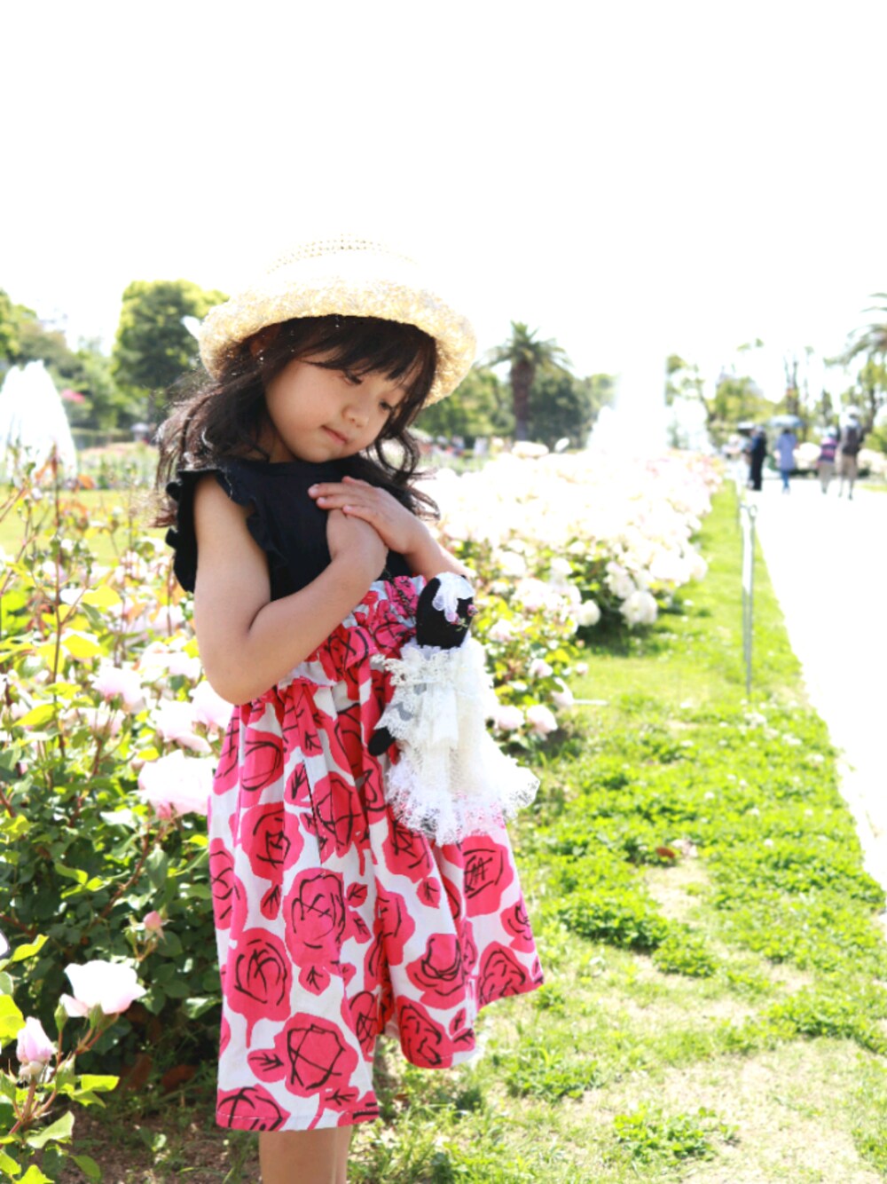 「これが私をアゲる服、nino、ワンピース、女の子コーデ、バラ柄、初夏コーデ、キッズファッション、wonderapartment、お洒落さんとつながりたい、2021ss」｜「ninoのローズワンピース（ワンピース、ブラック系）」を使った、akarinさん（キッズ・110cm）の春コーディネートの1枚目の写真