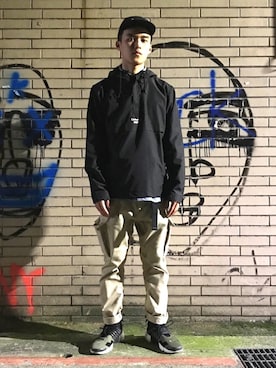 「Carhartt WIP（カーハートダブリューアイピー）のアイテム（トレンチコート）」を使った、陳柏瑜さん（メンズ・173cm）の春コーディネート