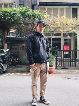 「Carhartt WIP（カーハートダブリューアイピー）のアイテム（トレンチコート）」を使った、陳柏瑜さん（メンズ・173cm）の春コーディネート