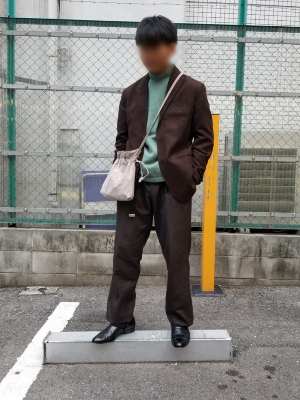 「ドレスシューズ、セットアップ、革靴、ブラウン、古着、プチプラ、グリーン、キレイめ、HARUTA、古着MIX」｜「古着のアイテム（スラックス、ブラウン系）」を使った、りょーさん（メンズ・170cm）の冬コーディネートの1枚目の写真