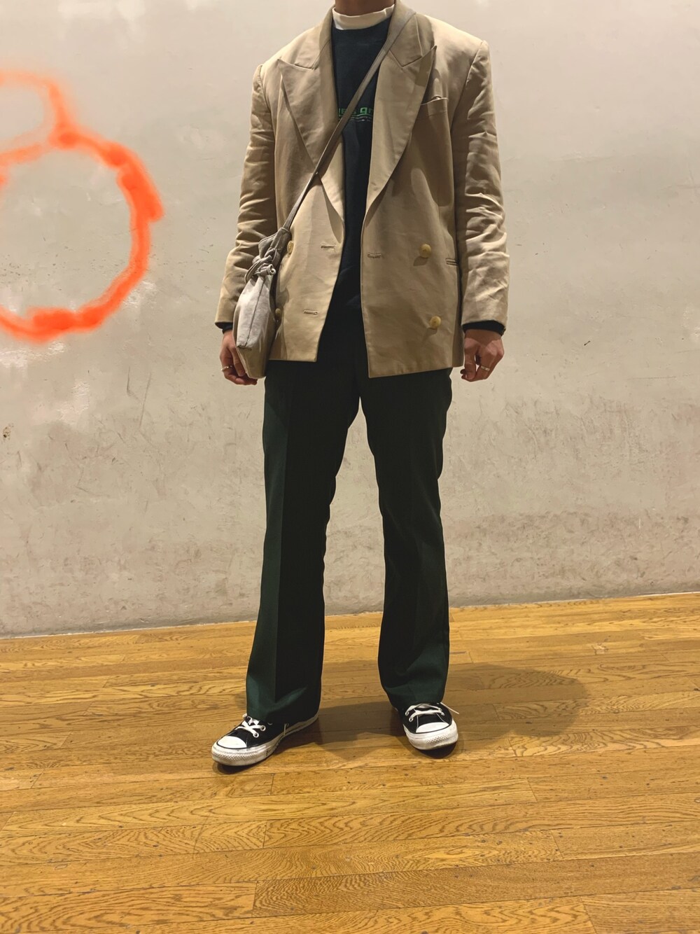 「古着コーデ、フレアパンツ、高校生、converse、テーラードジャケット、ベージュ、グリーン、HARE、古着MIX、休日コーデ」｜「HAREのセンタープレスフレアスラックス(HARE)（スラックス、グリーン系）」を使った、りょーさん（メンズ・170cm）の冬コーディネートの1枚目の写真
