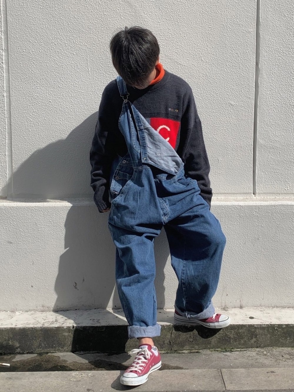 「春、カジュアルコーデ、はるコーデ、デニム、オーバーオール、ブラック、古着、converse、オレンジ、COOGI」｜「古着のアイテム（サロペット/オーバーオール、ブルー系）」を使った、りょーさん（メンズ・170cm）の春コーディネートの1枚目の写真