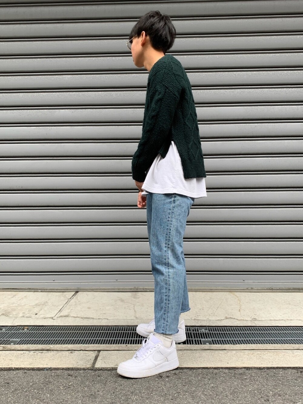 「春、カジュアル、シンプル、ナイキ、白スニーカー、レイヤードスタイル、デニムパンツ、リメイク、古着、古着好きな人と繋がりたい」｜「古着のアイテム（ニット/セーター、グリーン系）」を使った、りょーさん（メンズ・170cm）の春コーディネートの1枚目の写真