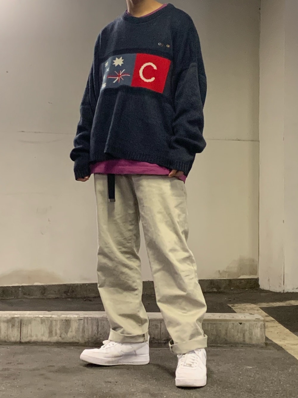 「カジュアル、黒、春、ラフ、UNIQLO、ストリートMIX、スニーカーコーデ、チノパン、NIKE、ニット」｜「COOGIのアイテム（ニット/セーター、ブラック系）」を使った、りょーさん（メンズ・170cm）の春コーディネートの1枚目の写真