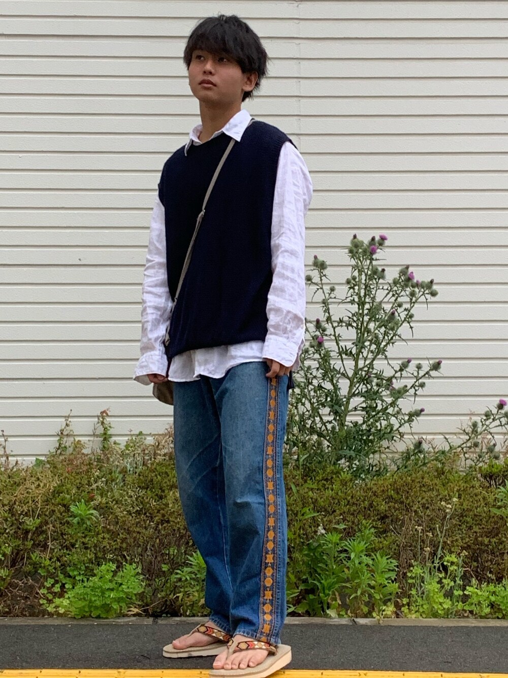 「古着、サンダル、シャツスタイル、ニットベスト、デニムパンツ、ラインパンツ、きれいめカジュアル、デニム、レイヤード、春夏コーデ」｜「UNIQLOのアイテム（シャツ/ブラウス、ホワイト系）」を使った、りょーさん（メンズ・170cm）の春コーディネートの1枚目の写真