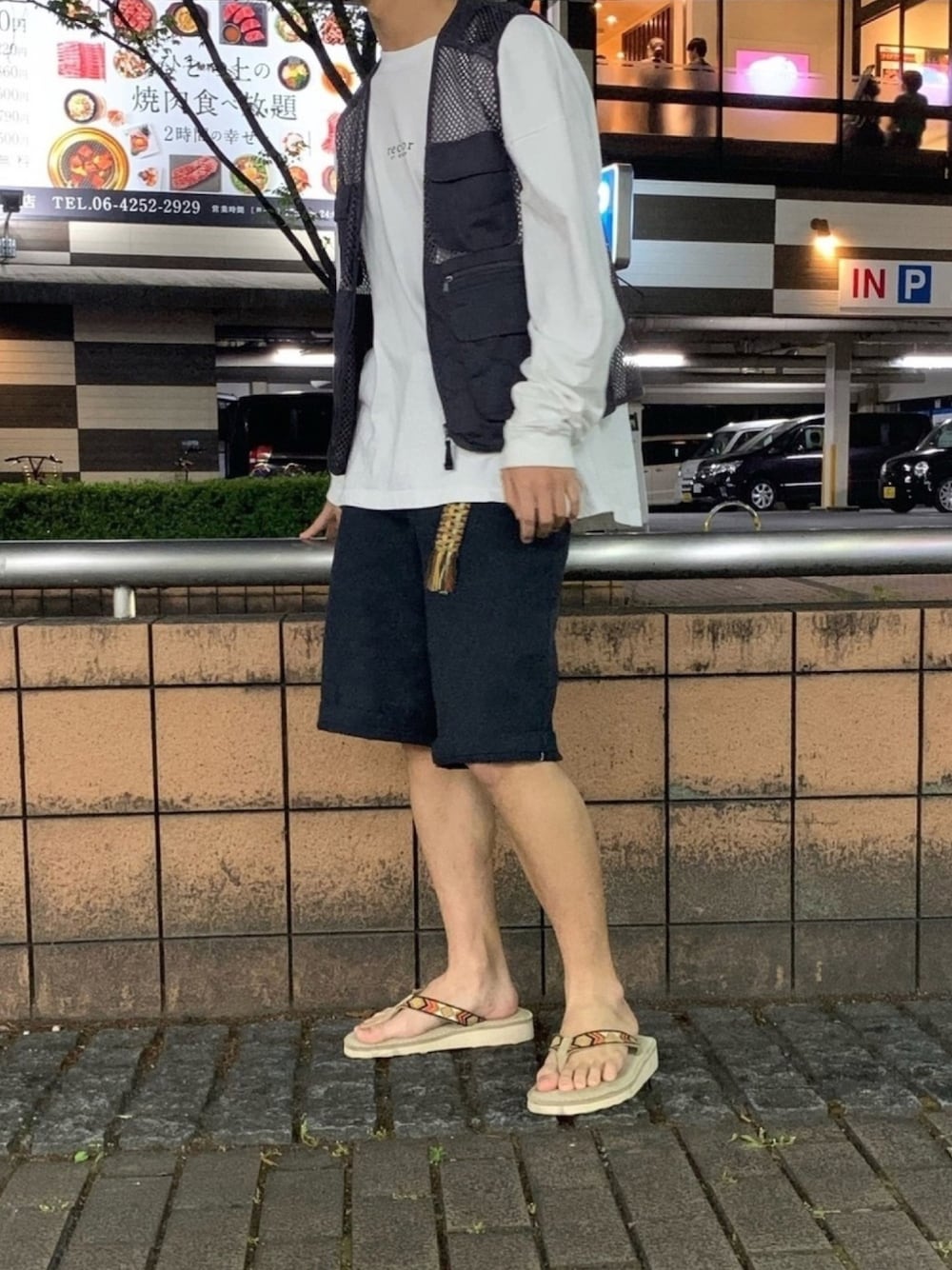 「フィッシングベスト、モノトーン、サンダル、ブラック、ホワイト、ハーフパンツ、夏コーデ、ラフ、ベスト、ショートパンツ」｜「Dickiesのアイテム（その他パンツ、ブラック系）」を使った、りょーさん（メンズ・170cm）の春コーディネートの1枚目の写真