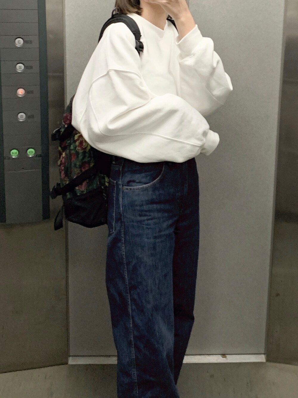 「お洒落さんとつながりたい、プチプラコーデ、オーバーサイズ、ootd、ラフ、秋コーデ、GU、リュック」｜「UNIQLOのワイドフィットカーブジーンズ（デニムパンツ、グレー系）」を使った、윤영さん（レディース・170cm）の秋コーディネートの1枚目の写真