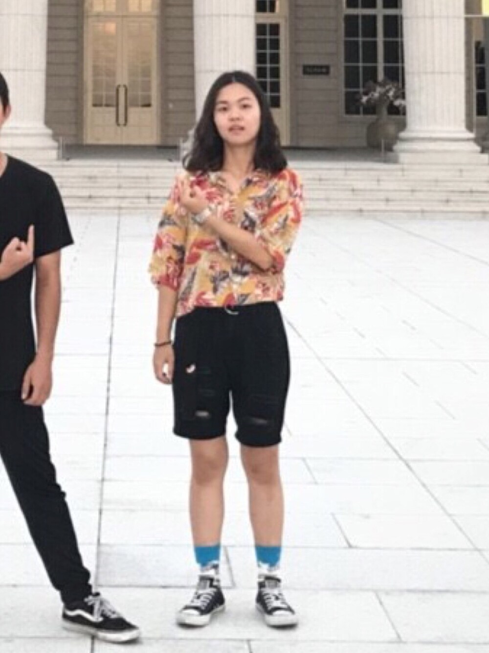「襯衫、古著、夏威夷衫、長襪、converse」｜「NAVEのアイテム（カーゴパンツ、ブラック系）」を使った、皮蛋さん（レディース・160cm）の夏コーディネートの1枚目の写真