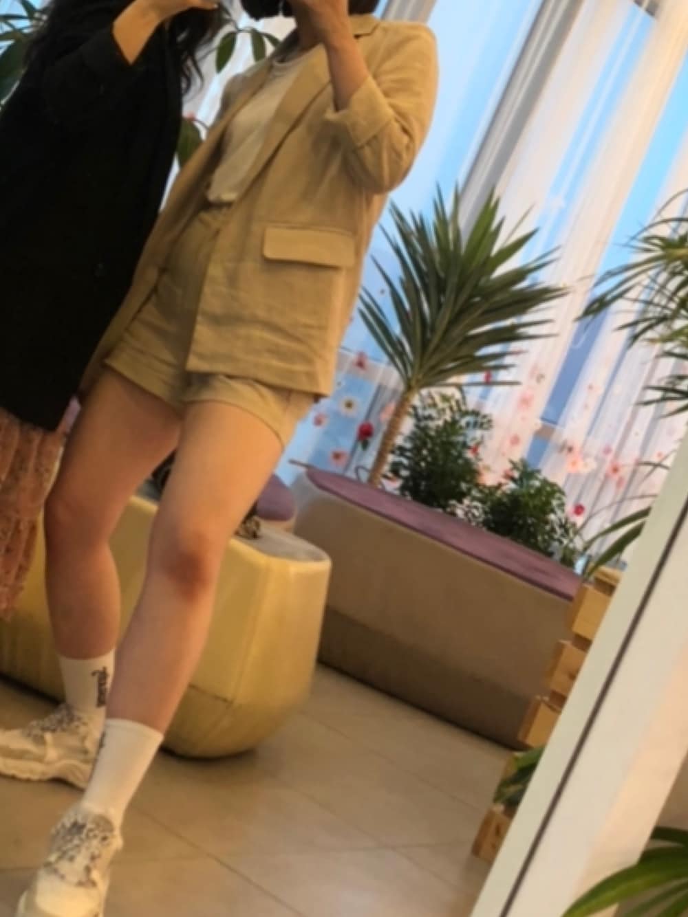 「セットアップ、韓国ファッション、ダッドスニーカー、おしゃれさんと繋がりたい、韓国旅行」｜「23.65のスニーカー -Dobi-（スニーカー、ホワイト系）」を使った、iiiiiiiさん（レディース・165cm）の春コーディネートの1枚目の写真