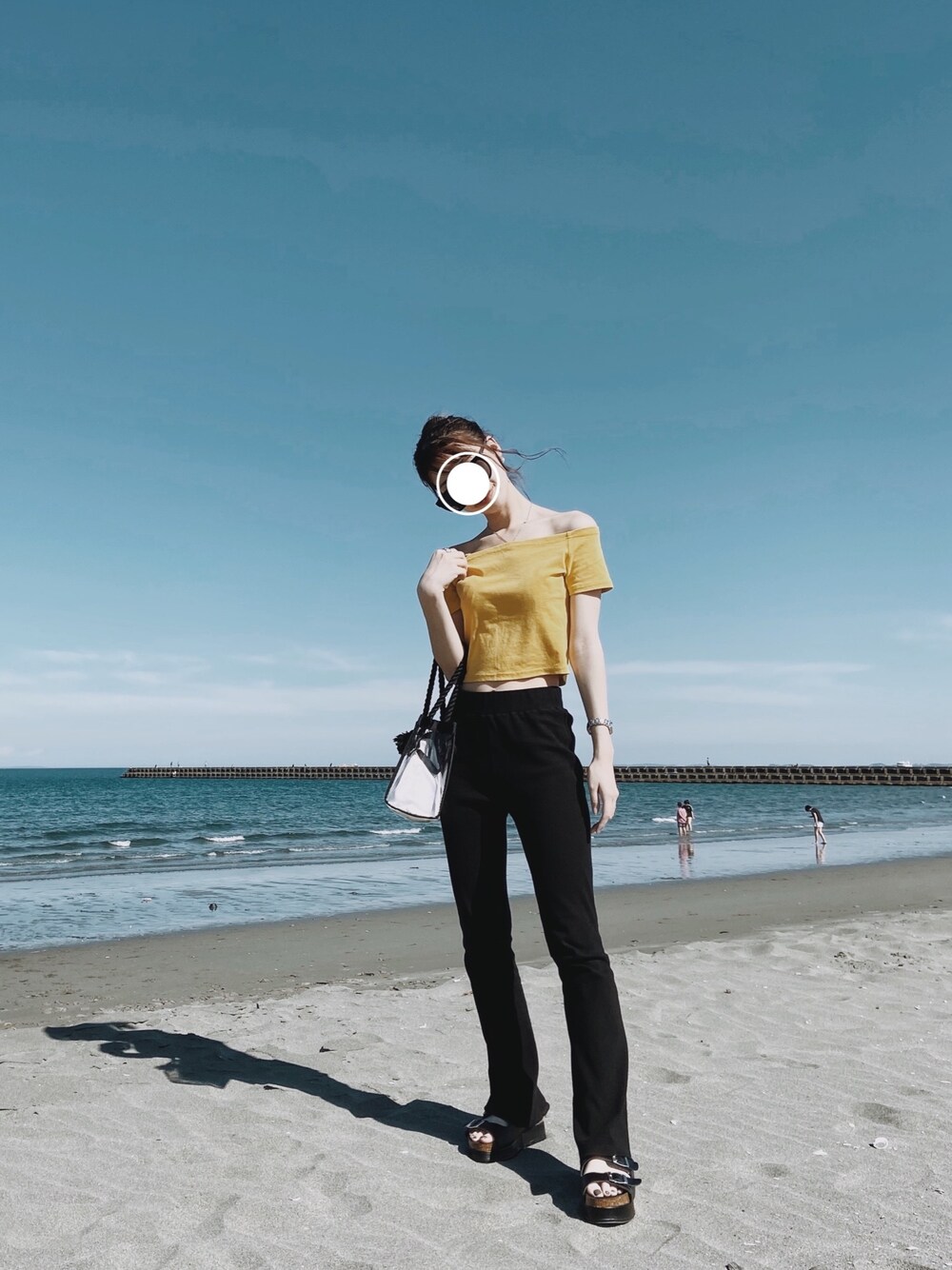 「ANAPのクロップドオフショルトップス（Tシャツ/カットソー、イエロー系）」を使った、saiさん（レディース・156cm）の夏コーディネートの1枚目の写真