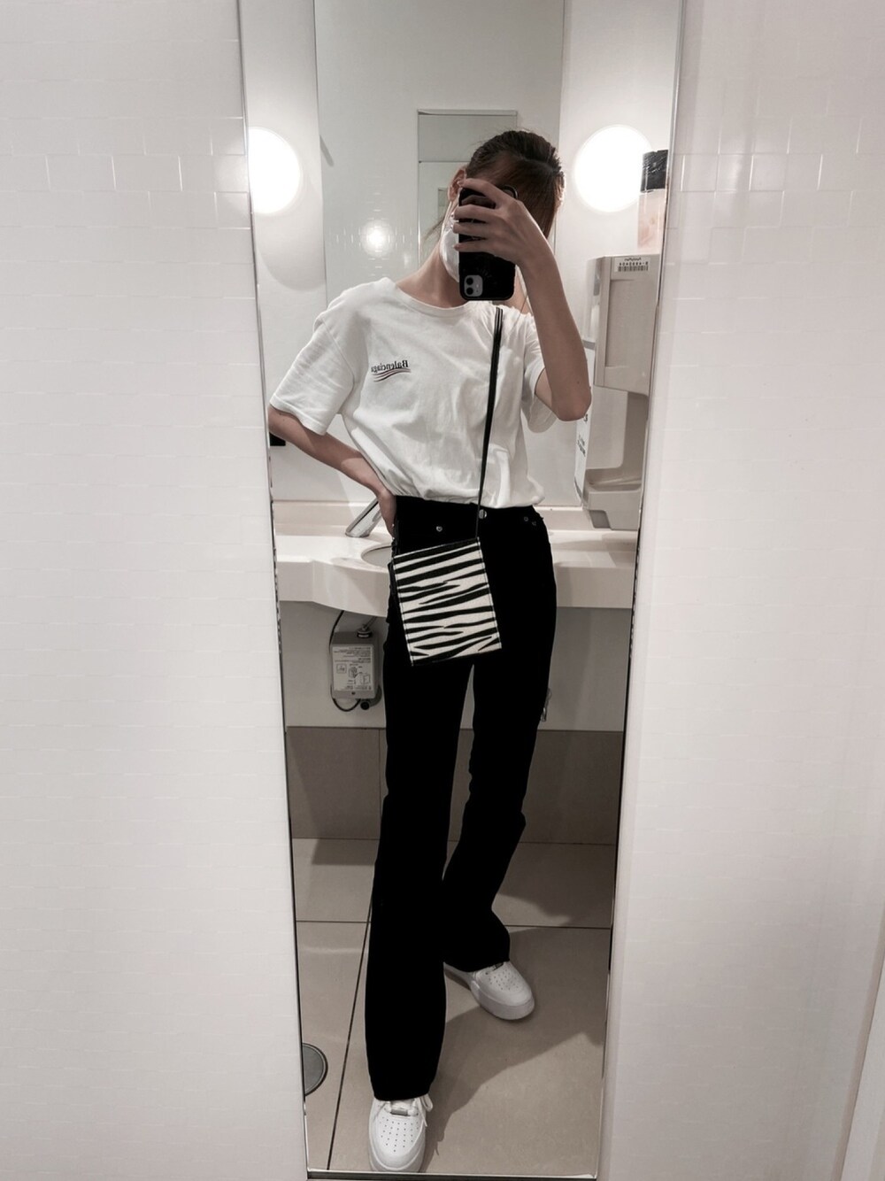 「シンプル、おしゃれさんと繋がりたい、パンツスタイル、Tシャツ、モノトーン」｜「PAGEBOYのスクエアミニショルダーAW（ショルダーバッグ、その他）」を使った、saiさん（レディース・156cm）の夏コーディネートの1枚目の写真