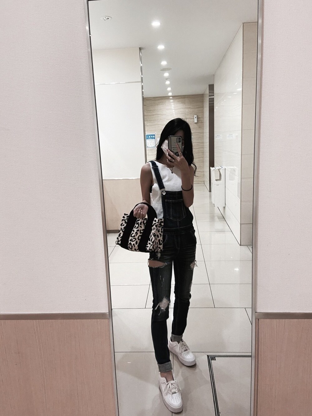 「MOUSSYのCANVAS BUCKET バッグ（ショルダーバッグ、ホワイト系）」を使った、saiさん（レディース・156cm）の秋コーディネートの1枚目の写真