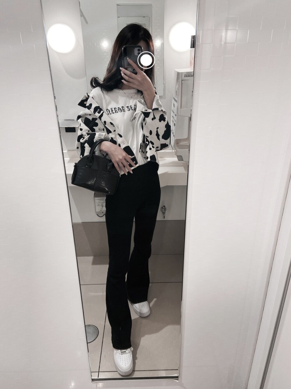 「WEGOのアイテム（デニムジャケット、ホワイト系）」を使った、saiさん（レディース・156cm）の秋コーディネートの1枚目の写真