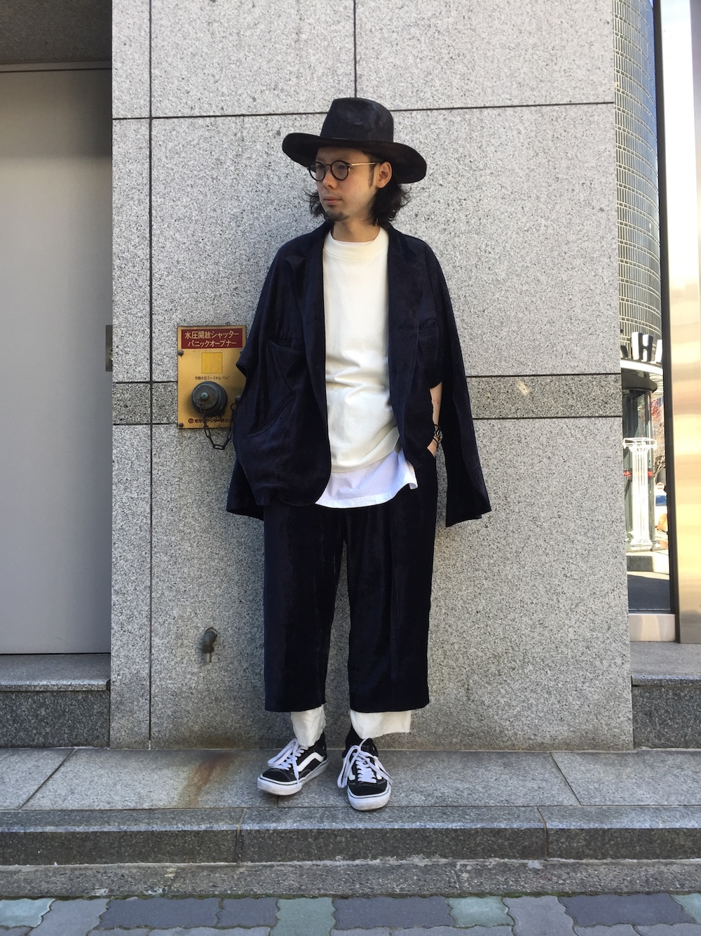 「LHP、sulvam、VANS、TbyALEXANDERWANG、ベロア、テーラードジャケット、ネイビー」｜「VANSのアイテム（スニーカー、ブラック系）」を使った、shintaro itoさん（メンズ・173cm）の冬コーディネートの1枚目の写真
