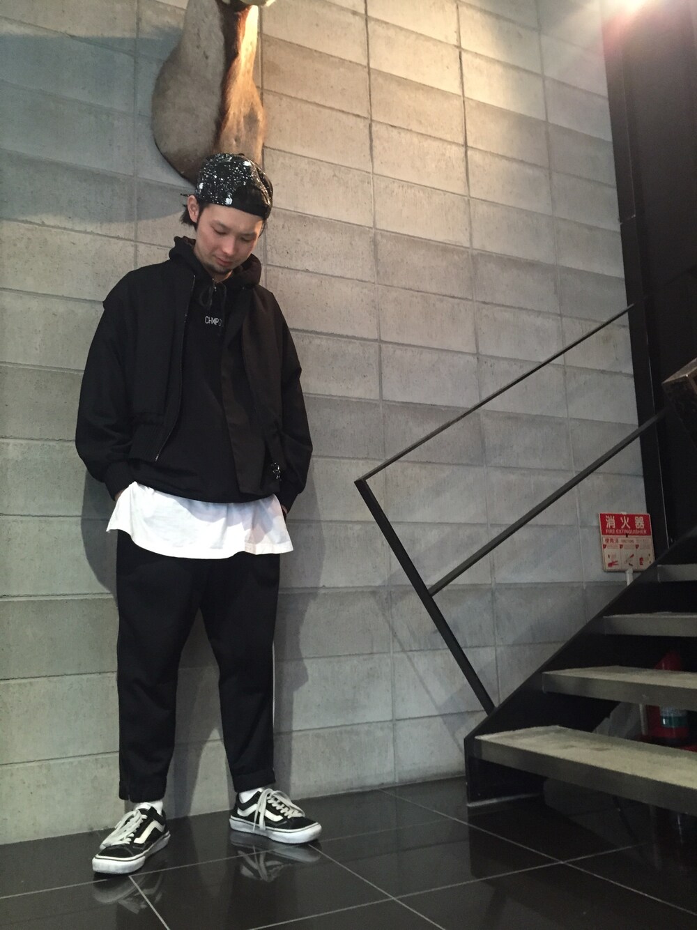 ブラック系のスニーカー、ブラック系のその他パンツ、グレー系のTシャツ/カットソーを着用したメンズの冬コーディネートの1枚目の写真