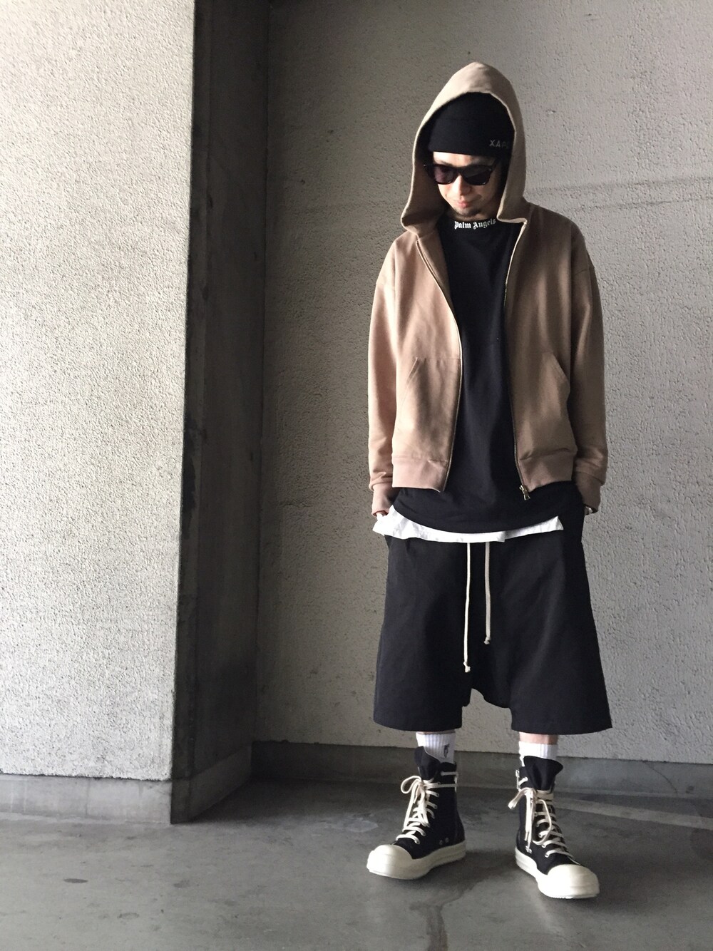 「LHP、Danke schon、PALM ANGELS、drkshdw、gosharubchinskiy、GIVENCHY、はるコーデ、ブラックコーデ、streetstyle、ラクチンコーデ」｜「DRKSHDWのアイテム（スニーカー、ブラック系）」を使った、shintaro itoさん（メンズ・173cm）の冬コーディネートの1枚目の写真