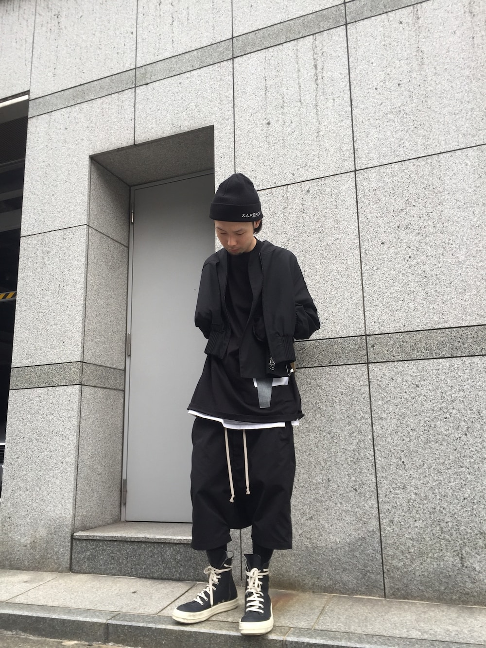 「LHP、ximon lee、drkshdw、gosharubchinskiy、はるコーデ、レイヤードスタイル、streetstyle、オールブラック」｜「DRKSHDWのアイテム（スニーカー、ブラック系）」を使った、shintaro itoさん（メンズ・173cm）の春コーディネートの1枚目の写真
