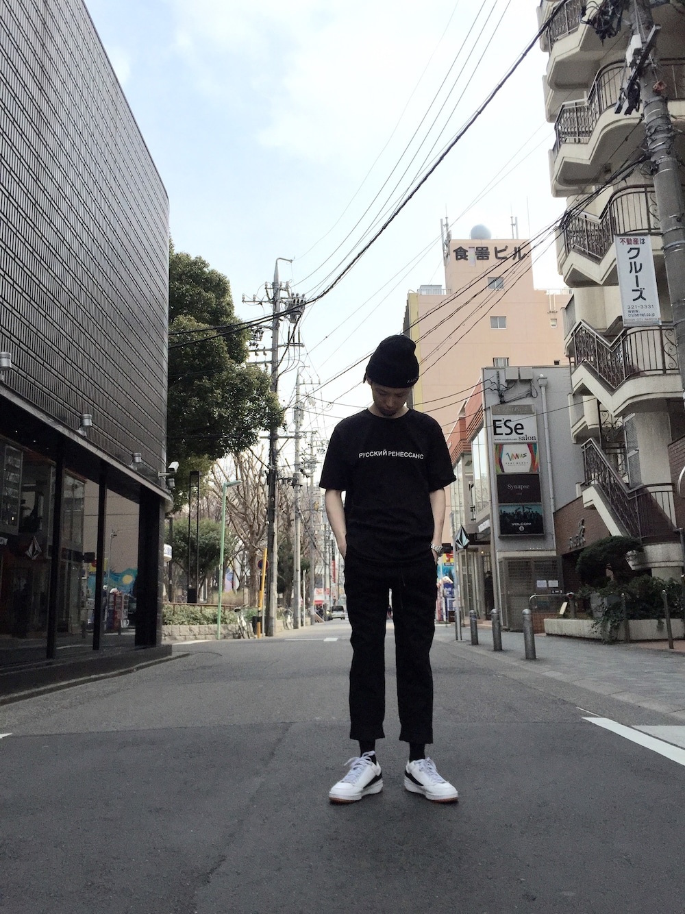 「LHP、gosharubchinskiy、3.1 phillip lim、シンプル、ロールアップ、オールブラック」｜「Gosha Rubchinskiyのアイテム（スニーカー、ホワイト系）」を使った、shintaro itoさん（メンズ・173cm）の春コーディネートの1枚目の写真