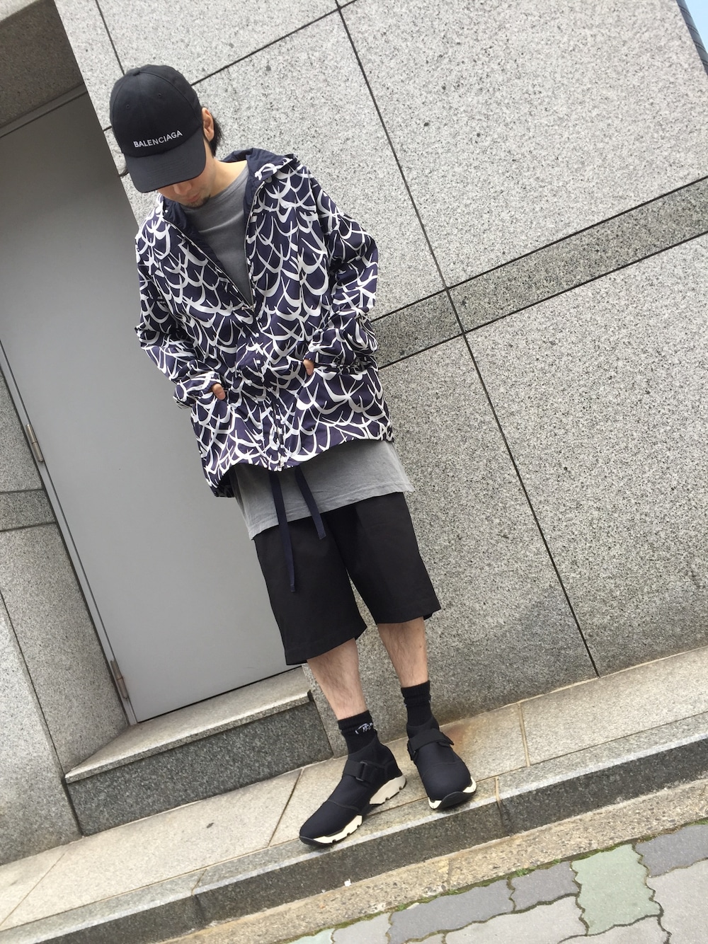 「LHP、MARNI、春コーデ、カジュアルコーデ、キャップ、ラフ」｜「MARNIのアイテム（スニーカー、ブルー系）」を使った、shintaro itoさん（メンズ・173cm）の春コーディネートの1枚目の写真