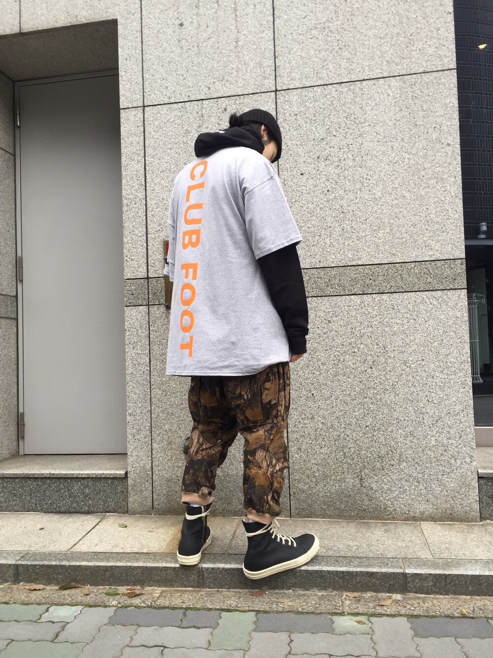 「LHP、Danke schon、LES (ART)ISTS、blackmeans、drkshdw、ラフ、street、オーバーサイズ、ロング丈、クロップドパンツ」｜「DRKSHDW by RICK OWENSのアイテム（スニーカー、ブラック系）」を使った、shintaro itoさん（メンズ・173cm）の春コーディネートの1枚目の写真